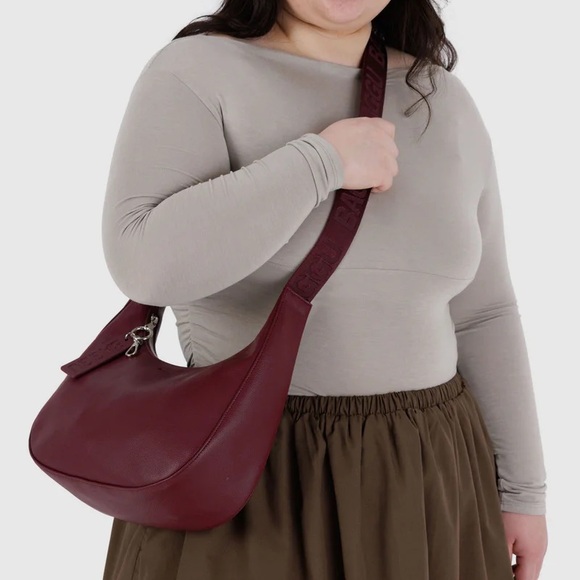 NEW BAGGU Recycled Leather Medium Crescent Bag in Mahogany - Picture 2 of 4